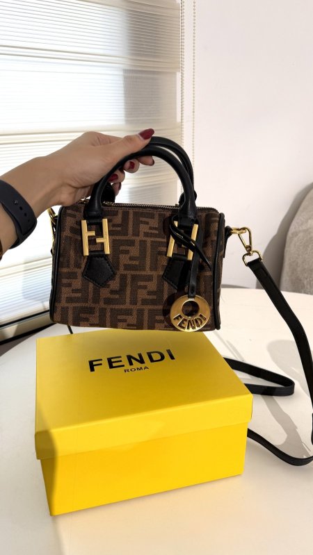 شنطة - FENDI - شامل علبة الشركة